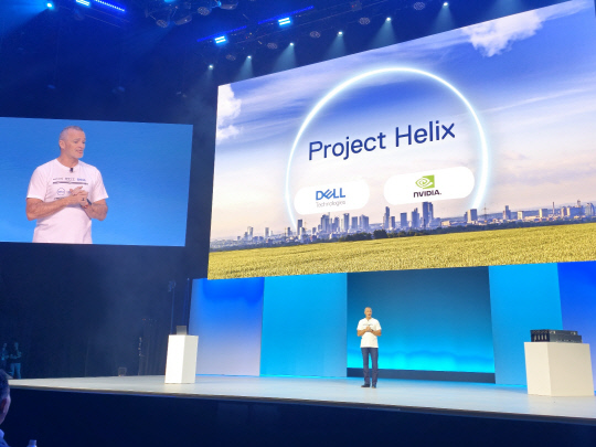 제프 클라크 델 테크놀로지스 부회장이 미국 라스베이거스에서 열린 'DTW 2023'에서 '프로젝트 헬릭스'를 발표하고 있다. 팽동현 기자